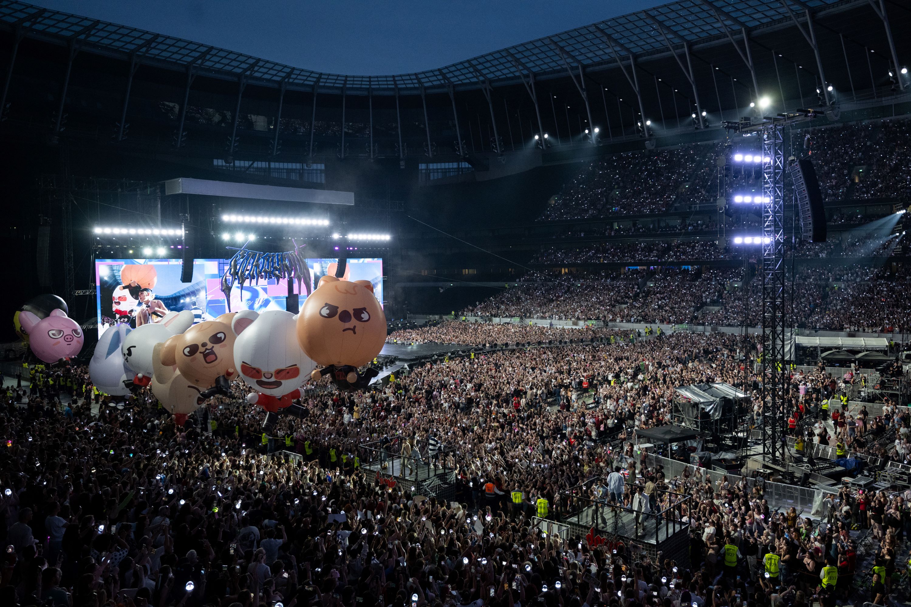 トッテナム ホットスパーズ ストレイキッズ Stray Kids x Tottenham Hotspur] Stray Kids here to dominATE